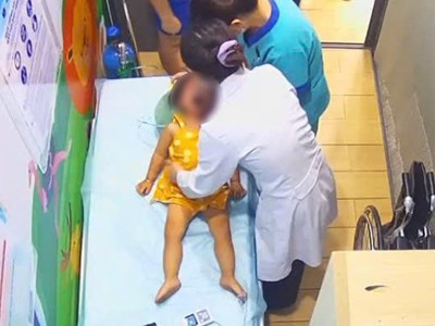 Khẩn cấp cứu nguy cháu bé 12 tháng tuổi tím tái vì sặc sữa