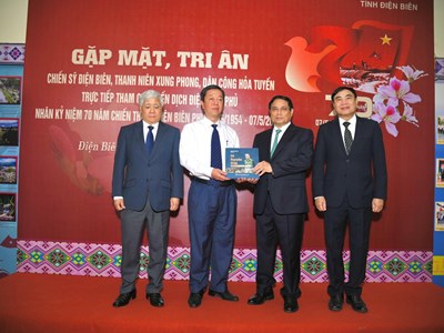 Giới thiệu bộ sách Võ Nguyên Giáp - Vị tướng của nhân dân bản song ngữ với 5 thứ tiếng