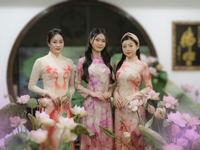 Thí sinh Người đẹp Áo dài và Sen 2024 duyên dáng trong tà áo dài lụa