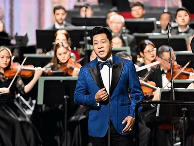 Xúc động hát “Việt Nam quê hương tôi” mời bạn bè quốc tế đến với Việt Nam