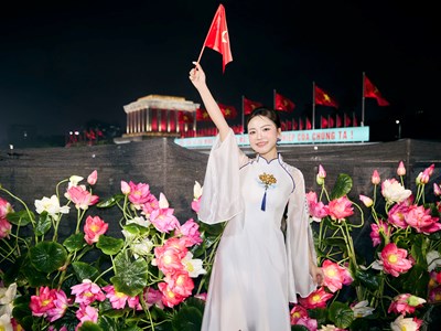 Nữ ca sĩ trẻ Hà Quỳnh Như hạnh phúc khi được dâng lên Bác những câu ca Ví, Giặm