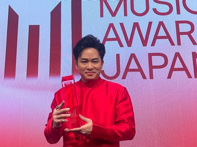 Tùng Dương hát vang “Một vòng Việt Nam” trên sân khấu MAJ 2025 ở Kyoto