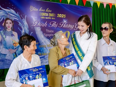 Hoa hậu Hương Giang và hành trình “Trao gửi yêu thương”