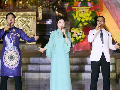 Sao mai Thu Hằng xúc động hát tri ân các Anh hùng - Liệt sĩ tại Quảng Trị