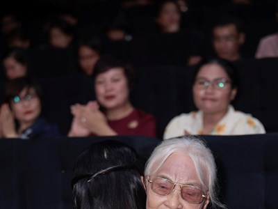 Hòa Minzy đưa xe tăng, súng đạn vào MV “Nỗi đau giữa hòa bình”