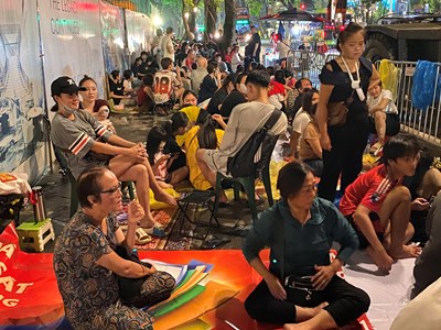 “Cắm trại” xuyên đêm chờ nhận vé concert “80 năm Hành trình Độc lập – Tự do – Hạnh phúc”