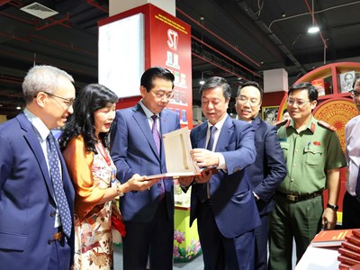 Ra mắt sách “Lúc dân cần, lúc dân khó, có Công an” và “Đảng Cộng sản Việt Nam qua các kỳ đại hội - Những quyết sách lịch sử”