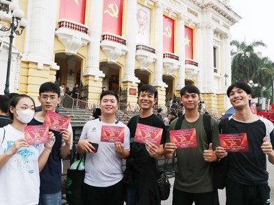 Khán giả rạng rỡ khi nhận được vé miễn phí sáng nay