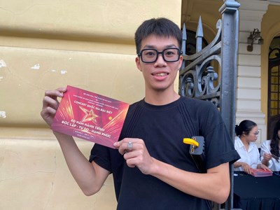 Hàng nghìn khán giả kiên nhẫn ngồi chờ qua đêm