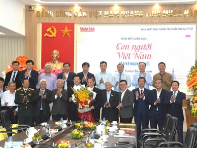Ra mắt sách "Con người Việt Nam vào kỷ nguyên mới" của nhà báo Nguyễn Hồng Vinh
