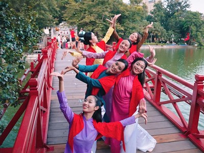 “Tay trong tay – Hand in hand”: Vũ điệu cộng đồng mang đậm bản sắc dân tộc