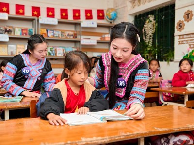 Thí sinh “Hoa hậu Du lịch Dân tộc Việt Nam 2025” thăm học sinh vùng cao Mộc Châu