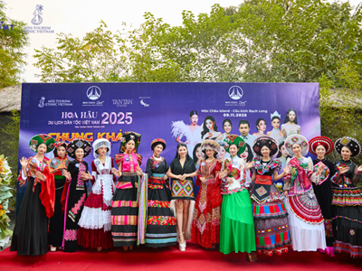 “Hoa hậu Du lịch Dân tộc Việt Nam 2025” gây ấn tượng khi trình diễn thời trang trên cầu kính dài nhất thế giới ở Mộc Châu