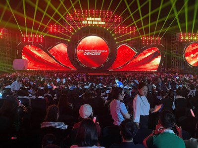 Quảng trường 30.10 rực sáng, sẵn sàng cho đêm diễn “Quảng Ninh – Đất mỏ anh hùng”