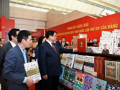 Thủ tướng thăm khu trưng bày sách, báo tại Đại hội XIV của Đảng