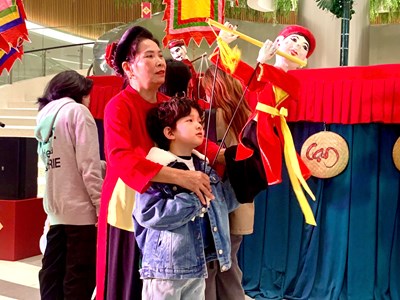 Khi người nông dân kể chuyện làng bằng những con rối mộc