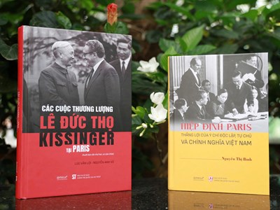 Giải mã cuộc đấu trí lịch sử tại Paris qua hai ấn phẩm đặc biệt