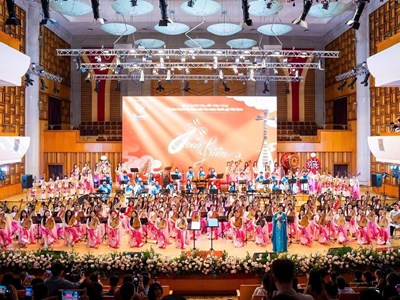 Học viện Âm nhạc Quốc gia Việt Nam đón nhận Kỷ lục Việt Nam với số người trình diễn đàn Tỳ bà nhiều nhất