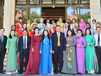 Thí sinh “Hoa hậu Văn hóa Thế giới 2026” trải nghiệm không gian văn hóa đặc biệt tại Nhà Quốc hội