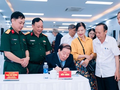 Nhà thơ Hữu Thỉnh ra mắt tiểu thuyết “Thép dưới cỏ”, tái hiện trận đánh Làng Vây bằng góc nhìn văn học