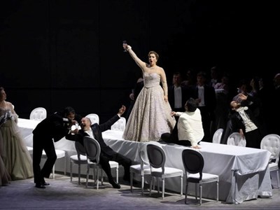 Chiếc đèn chùm “khổng lồ” và bí mật phía sau vở opera “La Traviata” tại Việt Nam