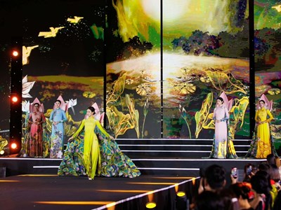 NTK Thoa Trần kể chuyện “Hà Nội 12 mùa hoa” trên tà áo dài