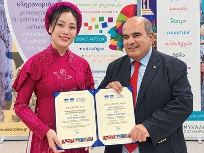 Sao Mai Huyền Trang nhận danh hiệu “Nghệ sĩ tiên phong gìn giữ và phát huy âm nhạc dân gian 2026” tại Hy Lạp