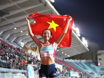 “Nữ hoàng điền kinh” Nguyễn Thị Oanh giành HCV đầu tiên tại SEA Games 33