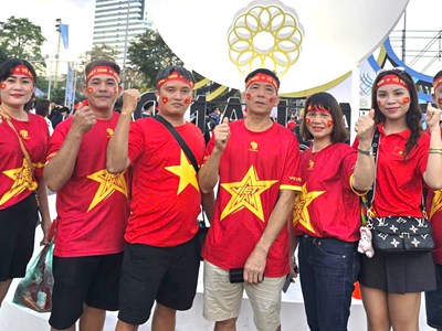 Bầu không khí cuồng nhiệt của CVĐ Việt Nam trước chung kết bóng đá nam SEA Games 33