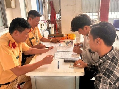 Thông tin mới nhất vụ hai thanh niên giằng co với CSGT ở TP.HCM