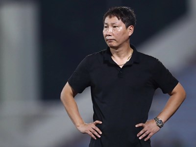 Cú sốc lực lượng với HLV Kim Sang-sik