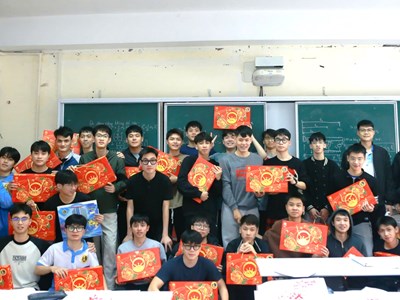 Nhiều trường đại học lì xì, hỗ trợ vé xe Tết cho sinh viên