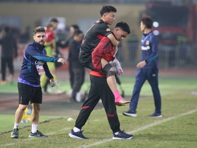 Chấn thương liên tiếp của các cầu thủ khiến HLV Kim Sang-sik đau đầu