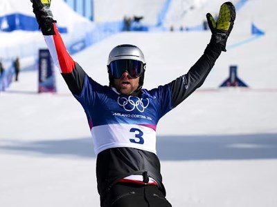 VĐV lớn tuổi nhất Olympic mùa Đông 2026 giành HCV