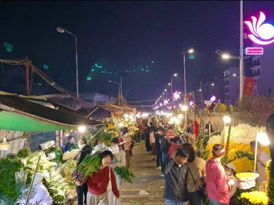 Không khí tại chợ hoa Quảng An những ngày cận Tết