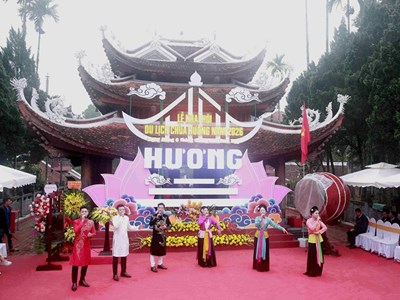 Hàng vạn du khách đội mưa trẩy hội đầu Xuân