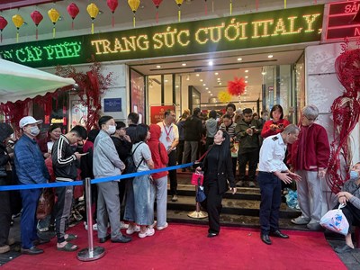 Phố “vàng” Trần Nhân Tông nhộn nhịp, giá vàng giảm nhẹ