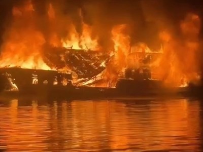 Tàu du lịch chở 41 người bốc cháy dữ dội trên Vịnh Hạ Long