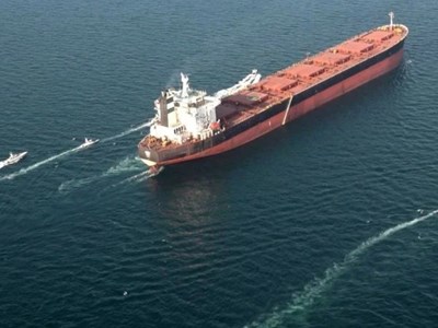 Các hãng vận tải biển lớn dừng hoạt động qua eo biển Hormuz