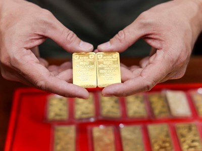 Giá vàng giảm khi đồng USD mạnh lên và rủi ro lạm phát gia tăng