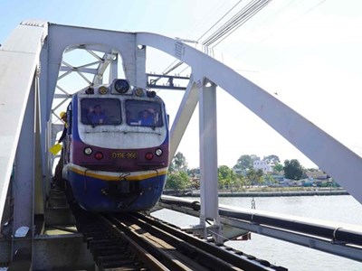 Thông tàu qua cầu Ghềnh sau 5 ngày gián đoạn 