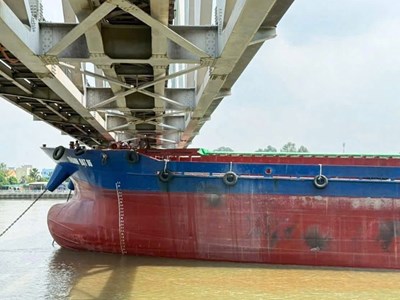 Khởi tố vụ án sà lan đâm hỏng cầu Ghềnh