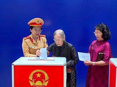 Bước chân cử tri lão thành và niềm tin gửi gắm vào kỷ nguyên vươn mình của dân tộc