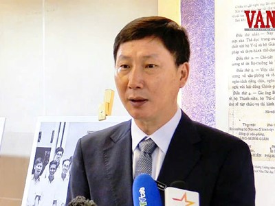 HLV Kim Sang-sik hướng tới cột mốc mới cùng tuyển Việt Nam