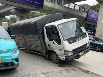 Xe tải sụt hố trên đường Nguyễn Trãi 