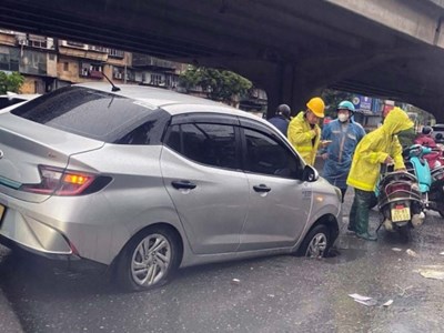 Ô tô sụt hố khi lưu thông trên đường Hà Nội