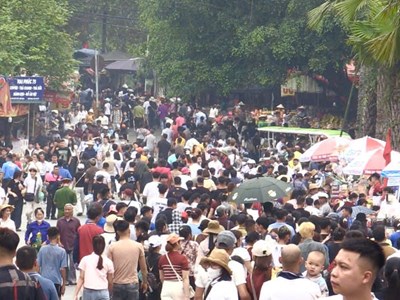 Rộn ràng bước chân hành hương Lễ hội Đền Hùng 2026
