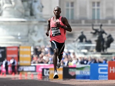 Sabastian Sawe lập kỷ lục môn marathon khi chạy 42km dưới 2 giờ