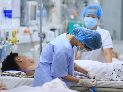Covid-19, sốt xuất huyết và não mô cầu đồng loạt tăng mạnh