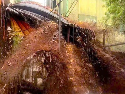 Sét đánh thủng bể chứa nhà máy đường khiến khoảng 2.000 tấn mật mía tràn ra ngoài